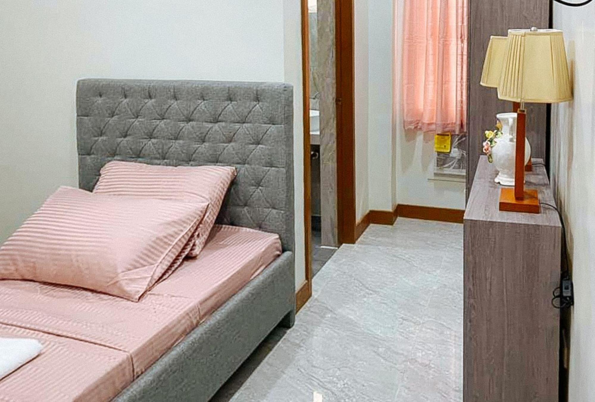 Leonila'S Travellers Inn Iloilo City Dış mekan fotoğraf